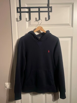Ralph lauren marinblå hoodie  - Ralph lauren marinblå hoodie i toppskick och köpt på Palma för 2299 och säljs för 799. Om du har mer frågor eller vill se mer bilder är det bara att fråga