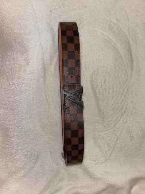 Brun rutig L bälte - L bälte nytt skick bra kvalité finns fler i lager. Pris kan diskuteras  