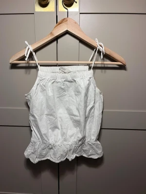 Jätte sött sommarlinne  - Säljer mitt jättesöta vita linne med små blommor på, då det tyvärr blivit för litet för mig. Linnet är i storlek 146/152 men skulle säga att den motsvarar en XXXS eller XXS. Linnet finns inte kvar på H&Ms hemsida. Linnet är sparsamt använt och är i ett mycket bra skick.