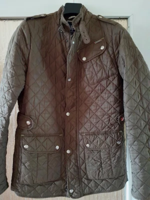 Quiltad jacka - Hansen & Jacob - Stl S - Hansen & Jacob -  Quiltad jacka. - Stl S Utmärkt skick - Förvarad i garderob. Passformen är som normal S. Kan ses som storlek  46 eller mindre 48. Kan justeras i midjan med knapparna. Kommer från Djur och rökfritt hem.