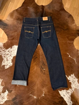Selvage Nudie BaggyBjörn - Tjena! Säljer dessa vintage 2000tal Selvage Nudie jeans, modellen är BaggyBjörn och tillverkas inte längre, W33/L34, byxorna har börjat få lite fades och har knappt blivit tvättade(skulle gissa på 1 tvätt), hör av dig vid funderingar!🙌
