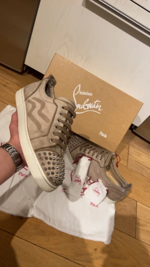 Christian Louboutin skor - Säljer ett Par Christian Louboutin skor Fint skick Skick: 8,7/10🧮  Inkluderat: Allting OG och KVITTO ingår!♦️  Pris: 3200kr  Storlek: 43♣️  Snabbaffär = priset sänks-SERIÖSA BUD🔓 OBS‼️ Har en defekt i Hälen där av priset. 