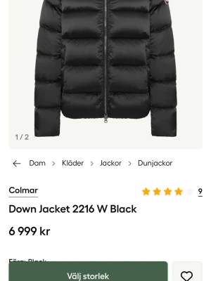 Svart Colmar dunjacka med huva - Säljer en svart dunjacka från Colmar med huva och markerade, breda kanaler. Jackan har dragkedja framtill och Colmar-logga på ärmen. Perfekt för kalla dagar och har en clean, modern look som funkar till jeans och sneakers. Nypris 7000kr och endast använd ca tre gånger ❣️