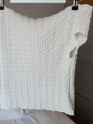 Vit stickad topp från Zara - Säljer en vit stickad topp från Zara i storlek L men passa s-m. 