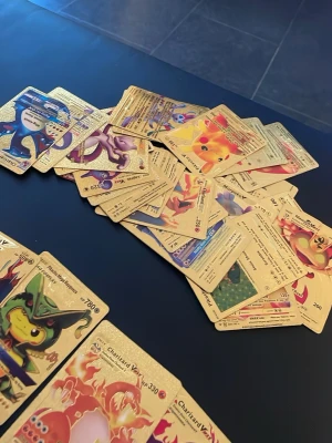 Guldiga Pokémon kort - Säljer Pokémon kort med högt HP. Det är totalt 48 st. De är typ helt nya inga repor eller något. Kan garantera att några av de är äkta