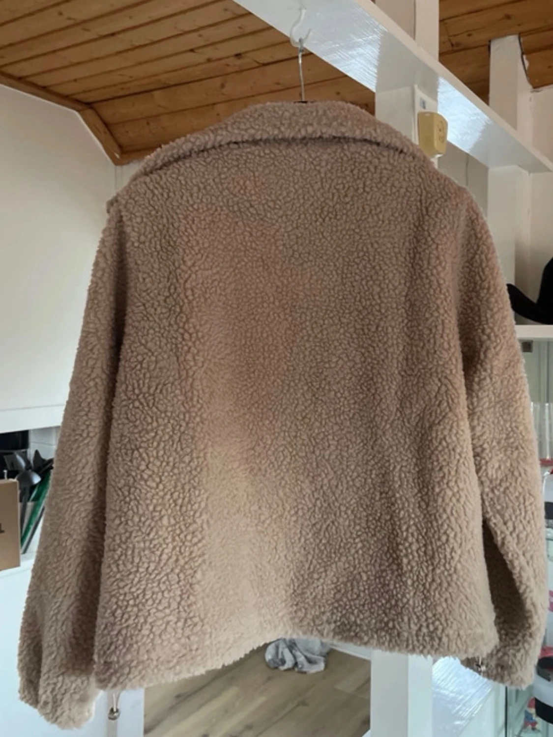 Beige teddyjacka från A+more - 2