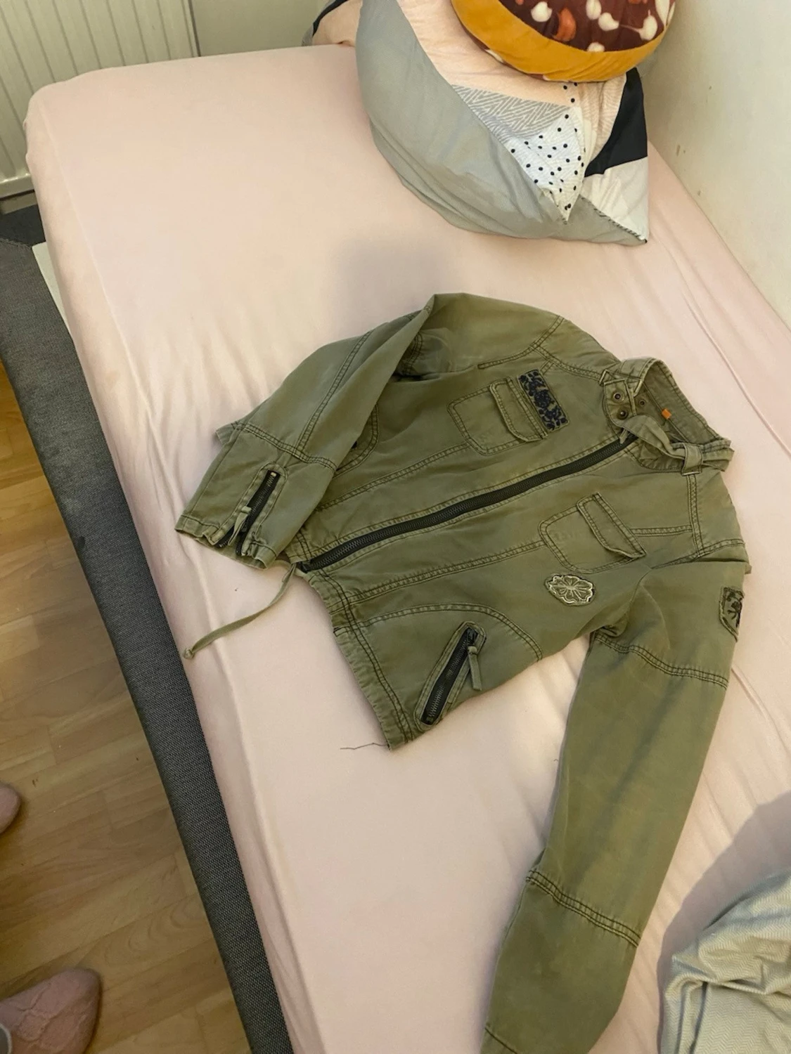 Grön vindjacka med dragkedjor - 1