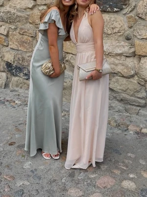 Ljusrosa långklänning med djup v-ringning - Supersnygg ljusrosa långklänning med djup v-ringning och halterneck. Klänningen har öppen rygg, så himlans fin!😍 Använd en gång under min bal❣️