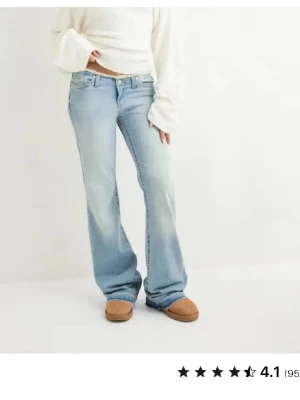 Ljusblå bootcut jeans låg midja - Säljer ett par ljusblå jeans med bootcut passform och låg midja. Står inte för frakt Andvönd endast 1 gång