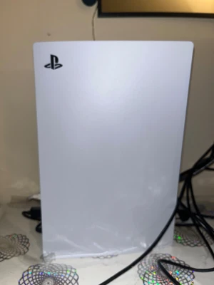 PlayStation 5 - Snygg och kraftfull PlayStation 5 i vitt, med diskdrive. Konsolen ser ut att vara i gott skick med endast mindre ytliga märken. Perfekt för dig som vill spela de senaste spelen med hög prestanda och snabb laddningstid. Lådan kan fixas om d verkligen krävs varan kommer samt med 1 kontroll 