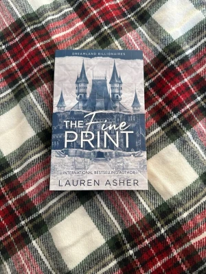 The fine print  - Boken är i nyskick. Språk: engelska 