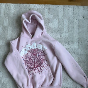 Pink Sp5der Hoodie - En rosa Spider Hoodie I stockex passerande kvalitet och helt oanvänd.