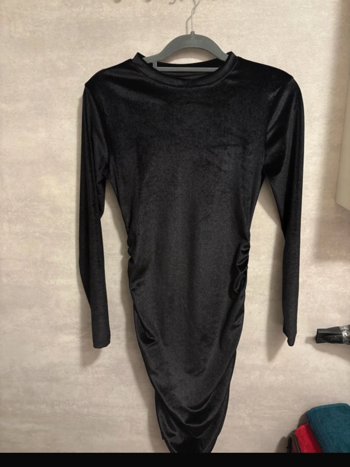 Svart långärmad sammetsklänning