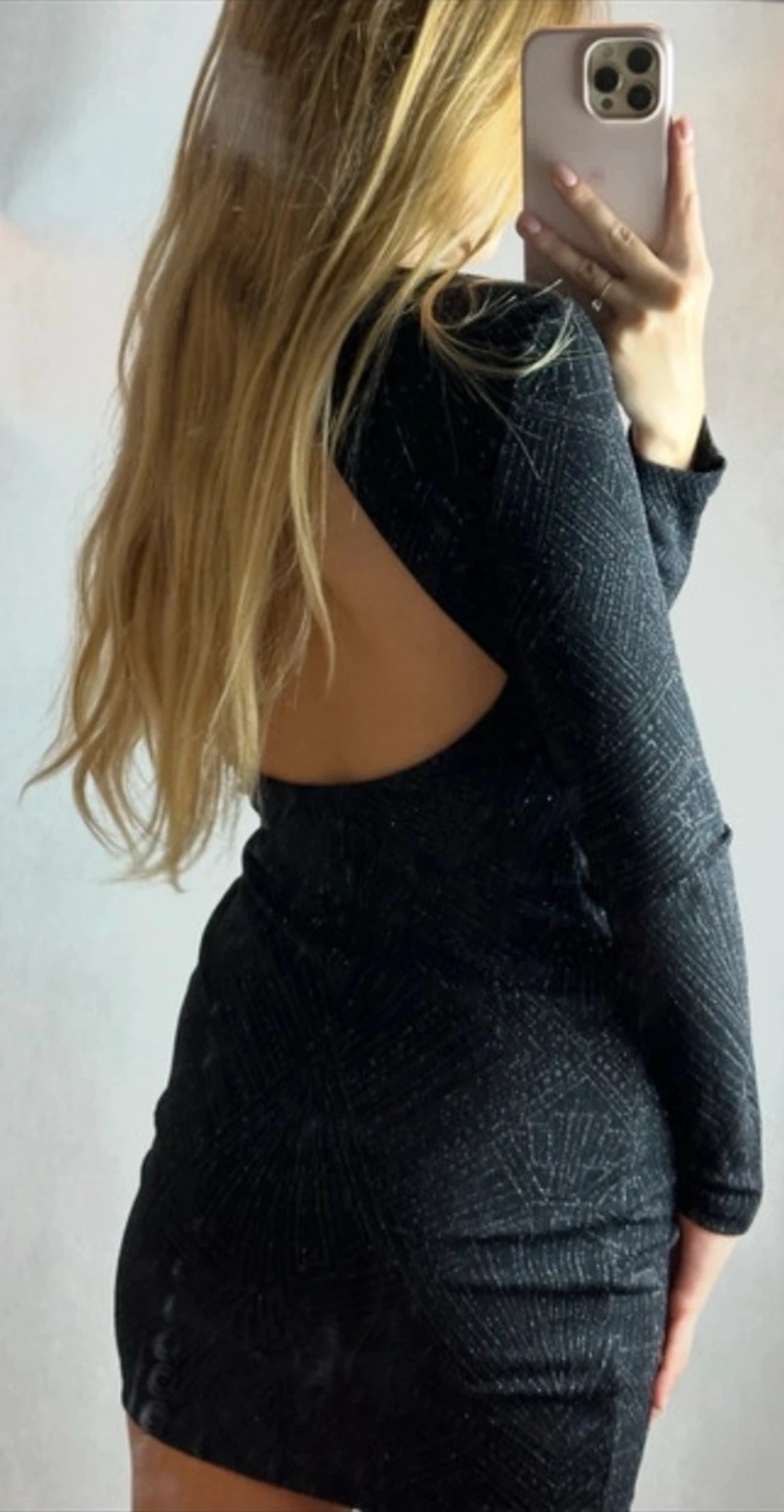 Svart glittrig kortklänning med öppen rygg - 1