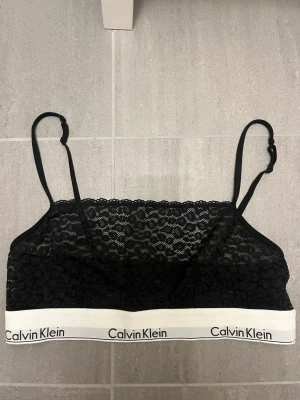 Bralette  - Jätte fin och skön bralette med spetsmönster runt om.  Lappen har råkat tagits bort så minns ej storleken, men den känns som en xs/s så skulle gissa på det. Använd ett fåtal gånger. Mycket bra skick!