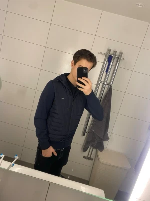 J.Lindberg hybridjacka - Jag säljer en otroligt fet hybridjacka från j Lindberg, Nypris +4000kr🤩  || Skick: 8,5/10, lite nopprig vid armarna och en lös tråd  ||Storlek: S  || Modellen är 178cm🙌  || Tveka inte på att ställa frågor😉