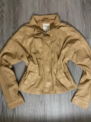 Beige skinnjacka Abercrombie & Fitch - SKICKAR SAMMA DAG/NÄSTA MORGON!                 - Veganskt läder, i väldigt bra skick! - Storlek EU 42 / XL, passar mindre storlekar 
