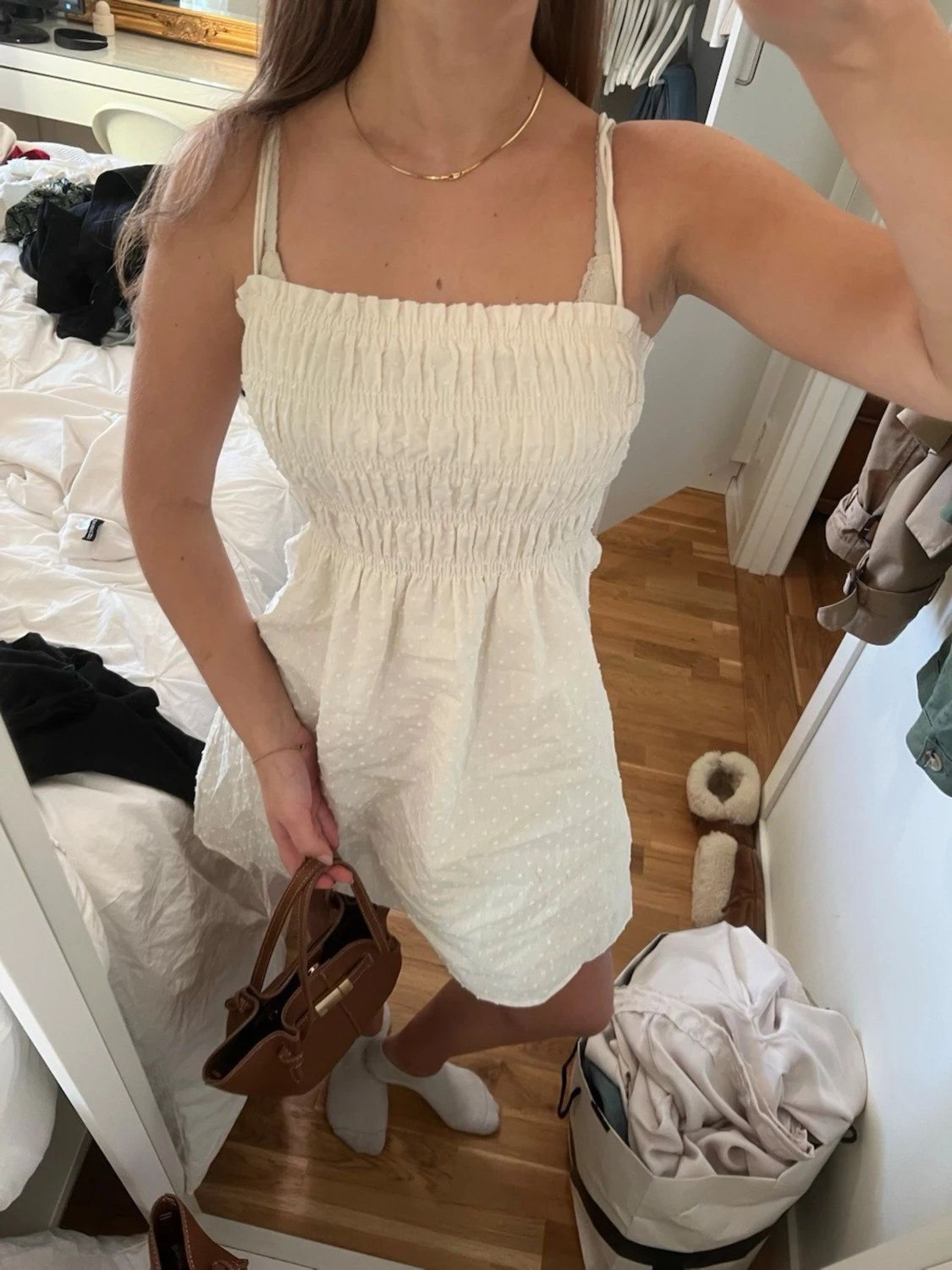 Vit kort sommarklänning med prickar - 1