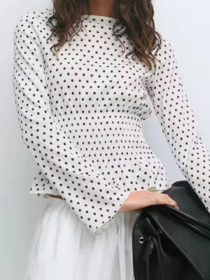 Prickig topp - Superfin prickig blus med resår i midjan från Gina tricot, helt ny!