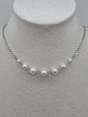 Handgjort halsband inspirerat av Maria Nilsdotter  - Kedjan är förgylld, men jag tror inte att kvaliteten är särskilt bra och den kan ändra färg om man sprayar parfym på den. Jag har dock inte provat själv.