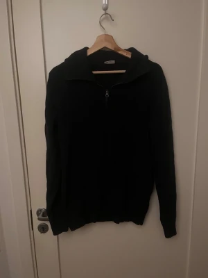Marinblå stickad half zip från John Henric - Säljer en marinblå stickad tröja från John Henric i storlek M. Tröjan är sparsamt använd och i väldigt bra skick! Jag säljer tröjan för 299kr. Hör av dig om du har frågor.