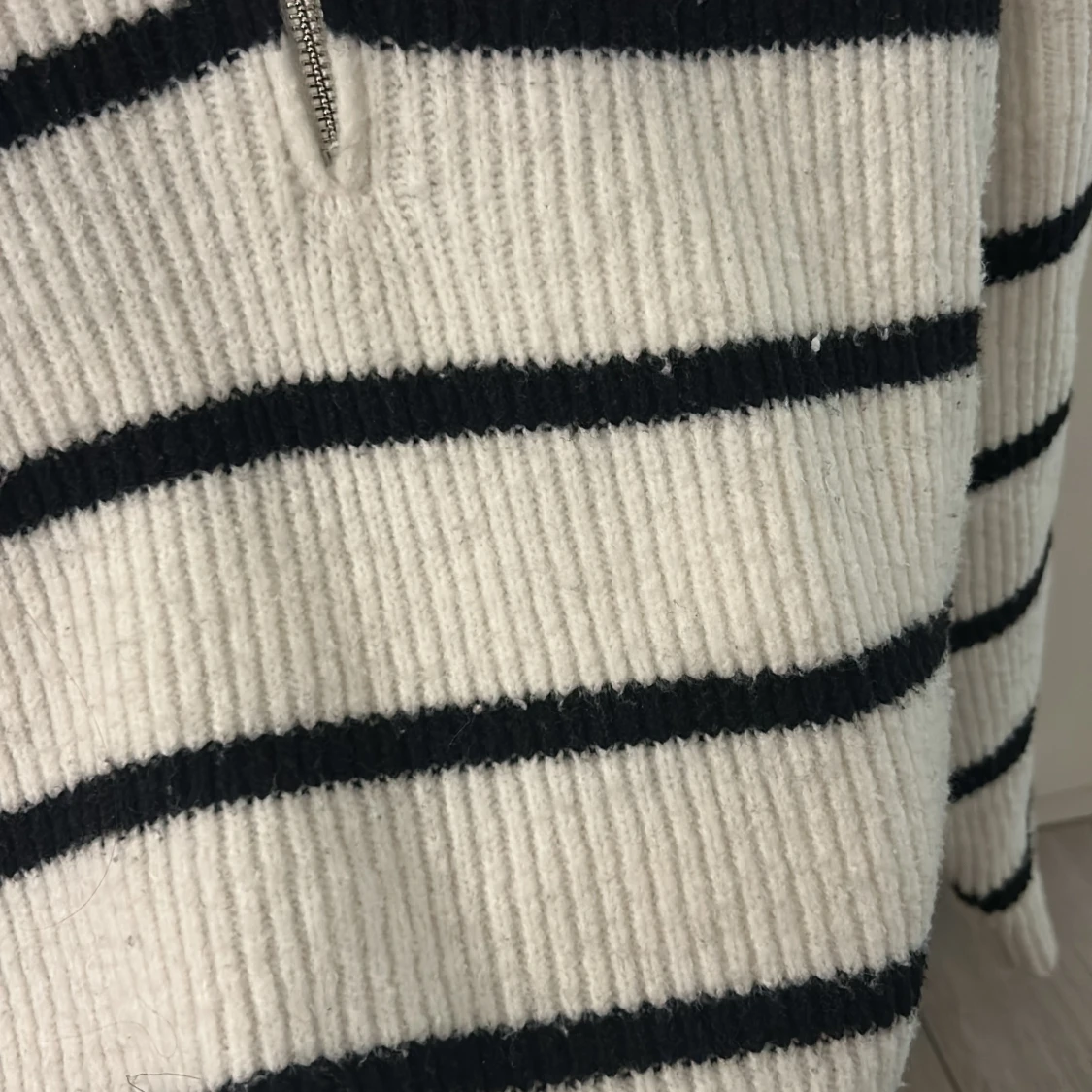 Vit och svart randig stickad tröja Bikbok - 3