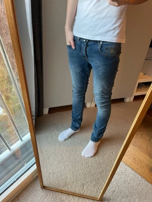 Morris jeans - Tja! Schysst par Morris jeans!| Modell: Steve Saint| Mycket gott skick!| Kontakta mig vid frågor och funderingar!| Pris alltid diskuterbart!| //Nils- Små defekter visas på sista bilden-köp efter 25/12-skickas tidigast 29/30-12