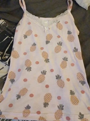 Lace top - Rosa linne med ananas på + spets 🍍