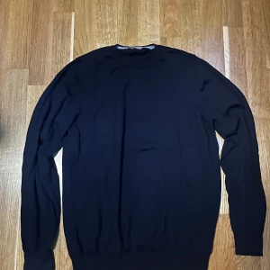 Gran sasso tröja - Gran sasso tröja där nacklappen har ramlat  av, tillverkad i en lyxig mix av 70% ull och 30% silke. Perfekt för dig som gillar stilrena och mjuka plagg med skön passform. Enkel design som funkar till många olika looks.