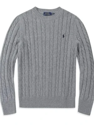 Grå kabelstickad tröja Polo Ralph Lauren - Snygg grå kabelstickad tröja från Polo Ralph Lauren med rund hals och diskret logga på bröstet. Tröjan har långa ärmar och ribbade muddar vid ärmslut och nederkant. Perfekt för dig som gillar klassisk och stilren look.