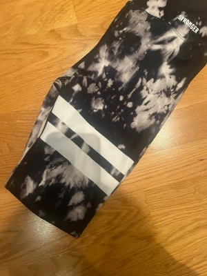 Svarta och vita leggings från Stronger - Svart vita tränings byxor från stronger 