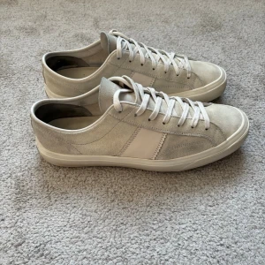 Tom Ford sneakers - Säljer dessa sjukt snygga skorna från Tom Ford | Ett par sneakers man inte ser så ofta! | Size: US 10, passar dig som har 43-44! | Otroligt bra skick, inga tecken på användning utvändigt. Ge dem en omgång med mockaborste för att fräscha upp dem lite ytterligare 🙌| Kommer med både box och dustbag! | Postar samma dag 📬| Skriv vid frågor & funderingar!