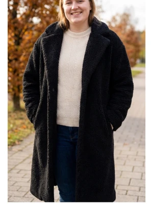 Svart lång teddykappa från H&M - Mysig svart teddykappa från H&M i lång modell med krage och knappar framtill. Jackan har två sidofickor och är tillverkad i fluffigt teddy-material som håller dig varm. Perfekt för dig som gillar oversized och chill vibe.