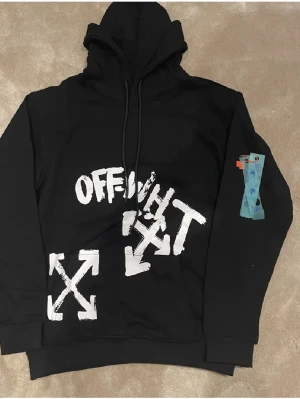 Off White hoodie  - Helt ny aldrig använd, passar L kanske M, riktigt snygg och få som har den!