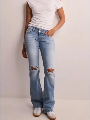 Trendiga bootcut jeans - Snygga ljusblå bootcut jeans från Nelly, köpta för 699 i sommras men har inte används så mycket. Dem sitter väldigt snyggt vid midjan och har en snygg färg. Förutom det så har de även ett mycket skönt material som är lite stretchiga än klassiska jeans och de har inga defekter. Passar bra på mig som är ca 167 men även min kompis som har exakt likadana och är 165. Hör av er för frågor eller egna bilder💕