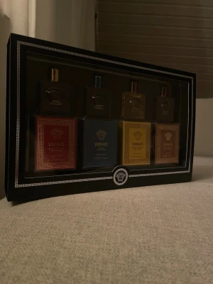 Versace Eros parfymset 4x5ml - Upptäck fyra olika Versace Eros dofter för män: Najim, Energy, Eros och Flame. Varje flaska innehåller 5 ml. Ingredienser som citrus, vanillin, bergamott, cederträ och ros finns med. Tillverkad i Italien. Perfekt för dig som vill testa flera ikoniska Versace-dofter.