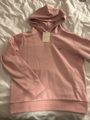 Gant hoodie  - Gant hoodie i färgen dusty pink, aldrig använd. Nypris 1600kr