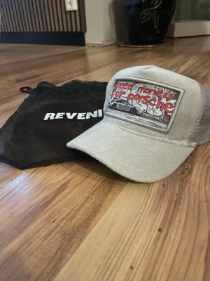 Revenite need money for Porsche keps  - Köpt för ungefär 1 år sedan men sparsamt använd. (Påsen går med). 