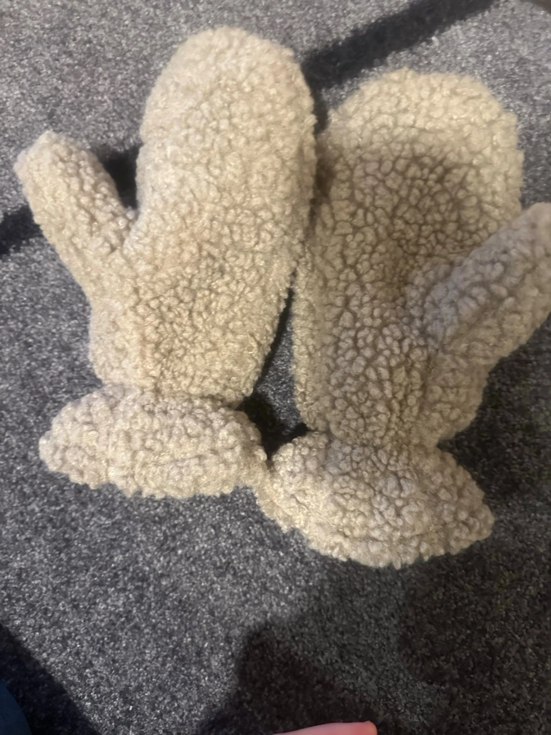 Beige fleecevantar helt nya - 1