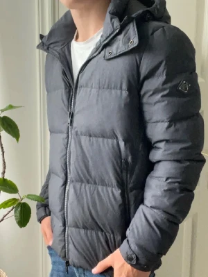 J.lindeberg dunjacka - En grå j.lindeberg jacka som inte produceras längre, väldigt väldigt eftertraktad. Modellen är 180 cm 75 kg och bär storlek M, medans jackan vi säljer är storlek XL så rekommenderas för 190+. Inga defekter, hur snygg som helst! Nypris på runt 5000. Andras pris på Plick ligger omkring 2000≈ 