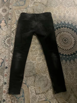 Svarta  jeans från Dsquared2 - Den är bra den är en  månad gammal och super bra rekommenderar den är äkta och fin.