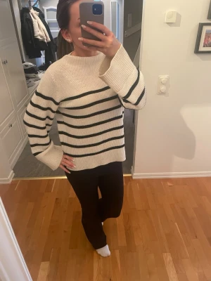 Vit och svart randig stickad tröja - Säljer en vit stickad tröja, den är väldigt skön och den är inte ihålig, men jag får tyvär ingen användning av den💓