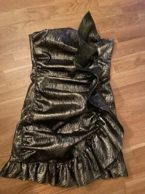 Zara klänning - Säljer denna eftertraktade klänning från Zara som tyvärr var för liten💞 Inga märkvärdiga problem förutom vid dragkedjan, men det var inget man såg när den var på❣️Visar på andra bilden!