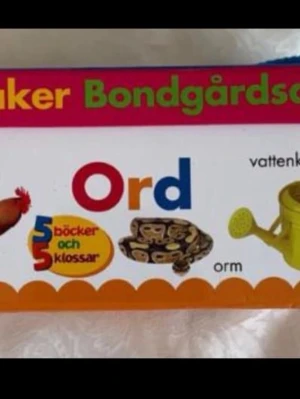 Lär & Bygg Ord - Upptäck roliga och färgglada böcker som lär dig nya ord om bondgårdsdjur, leksaker, vilda djur och mat! Perfekt för unga som vill lära sig på ett lekfullt sätt. Innehåller fem böcker och fem klossar som är enkla att ta med överallt.