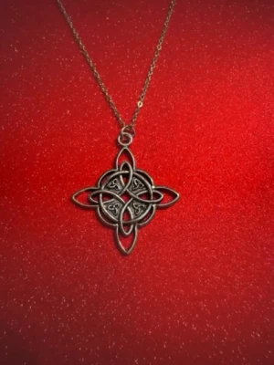 Keltisk knut silverhalsband  - Halsband skapat av mig och dottern.  Halsband som inte är i äkta silver/guld. Kedja är oftast 50cm men kan ibland komma i 45cm. Kedja är rostfritt stål, berlock oftast i zinklegering men kan även det i vissa fall vara rostfritt stål. Be gärna om mått på berlock om detta är viktigt då bilderna är missvisande när det gäller hur stora dom är! 🌹❤️  Allt är nytt även om de kan stå ”mycket bra skick” , detta mest för att Vinted inte ska fundera på varför jag bara har nya saker .  Bud accepteras inte 🥰🌹