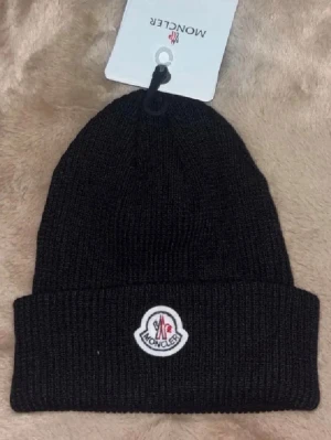 Moncler mössa  - Säljer en moncler mössa perfekt för kalla dagar och dig som gillar märken och mode kom dm för eventuella frågor 🧐pris kan diskuteras💯.
