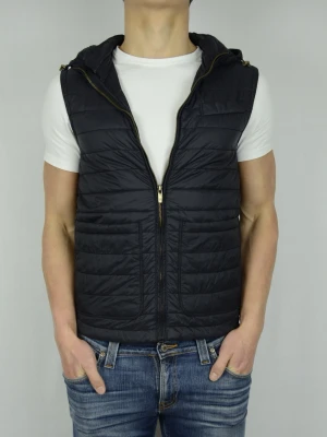 Massimo Dutti väst  - MASSIMO DUTTI DUNVÄST  Storlek : S  Passform : Normal  Användning : Västen är i ett väldigt fint skick utan defekter  Nypris : Cirka 1200SEK  Modellen på bilen är 182CM och väger 75KG