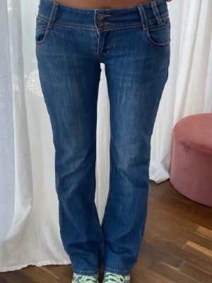 Lågmidjade bootcut jeans - Super snygga blå bootcut jeans från Dromedar med låg midja.                                        Midjemått: 40cm tvärs över Innerbenslängd:83cm