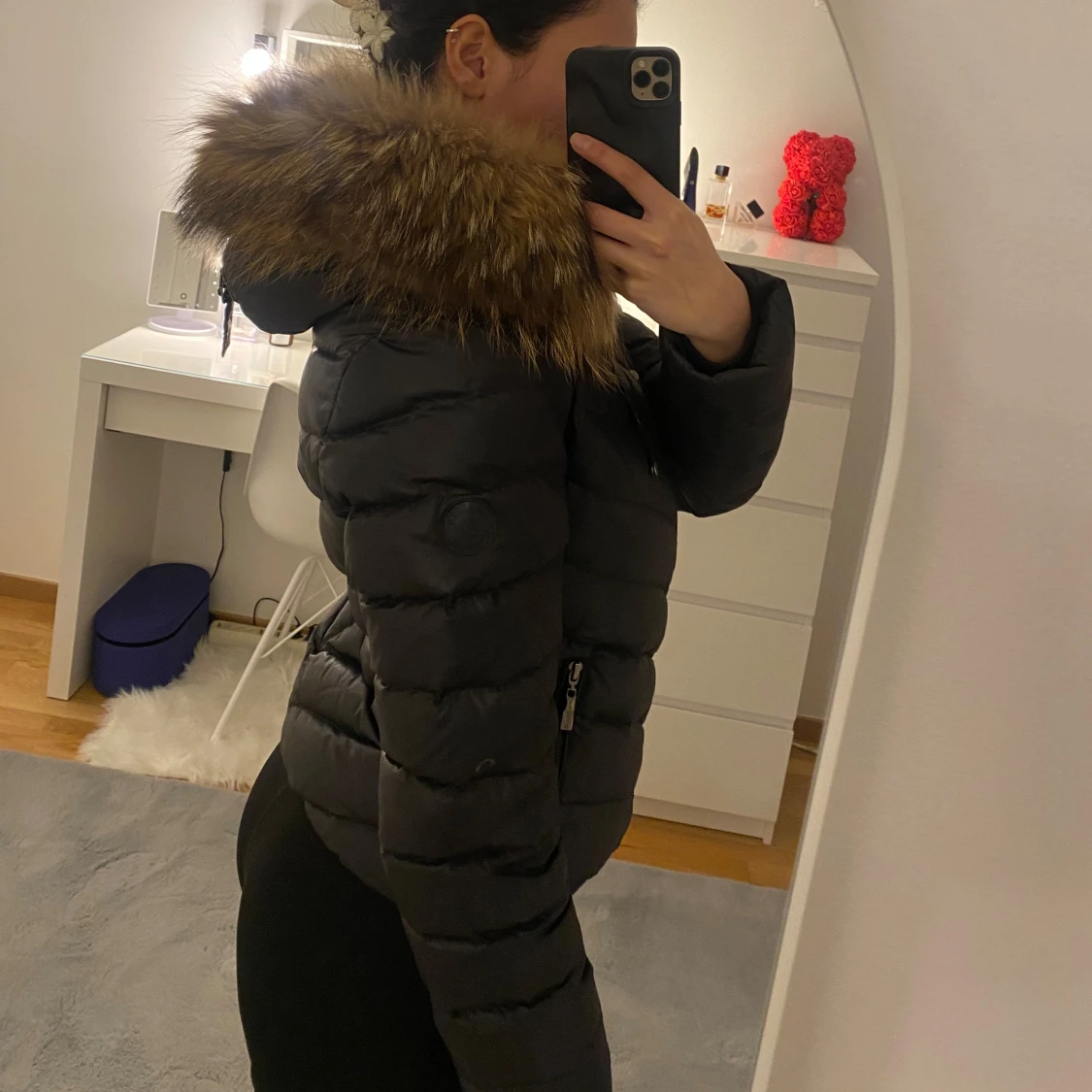 Svart pufferjacka med äkta päls från Hollies - 2