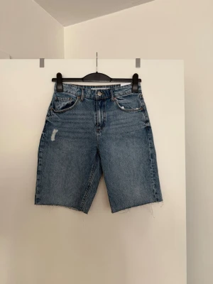 Jeansshorts  - Storlek 36. Aldrig använda. 